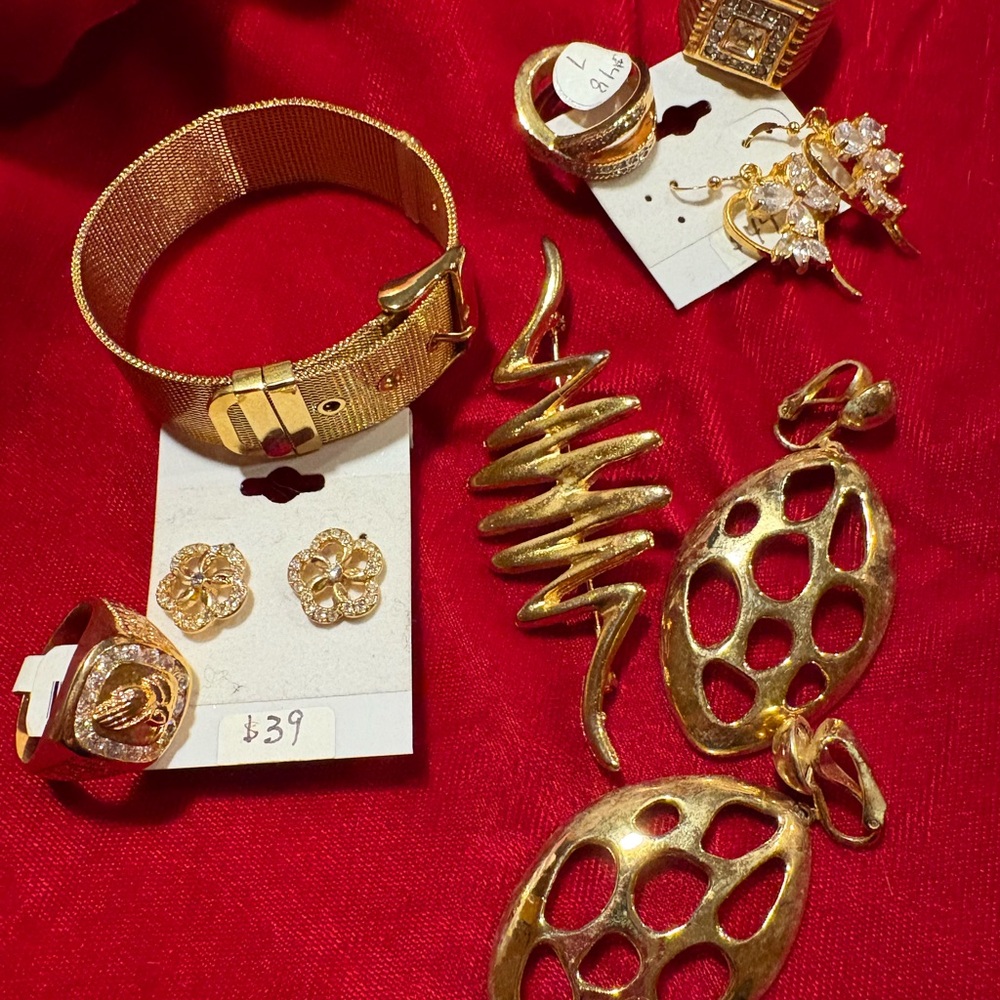 Lot of 8 Goldtone Jewelry Items for resellers